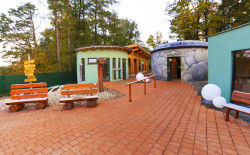 Sauna-Außenbereich im Sole-Felsen-Bad Gmünd