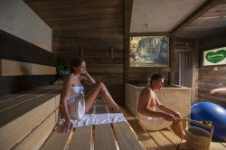 Die Steirer-Sauna erlaubt das Durchführen eigener Aufgüsse
