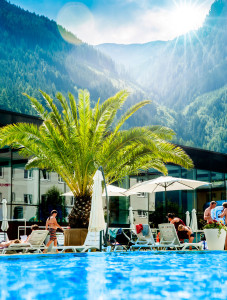 Außenansicht der Erlebnistherme mit Außenbecken