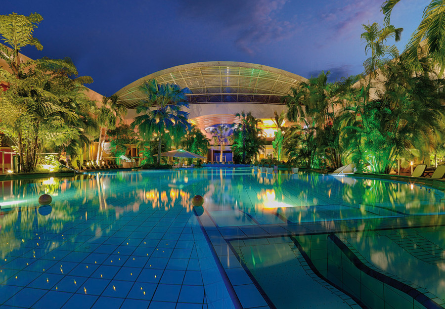 ChampagnerPool im Saunaparadies Erding bei offenem Dach